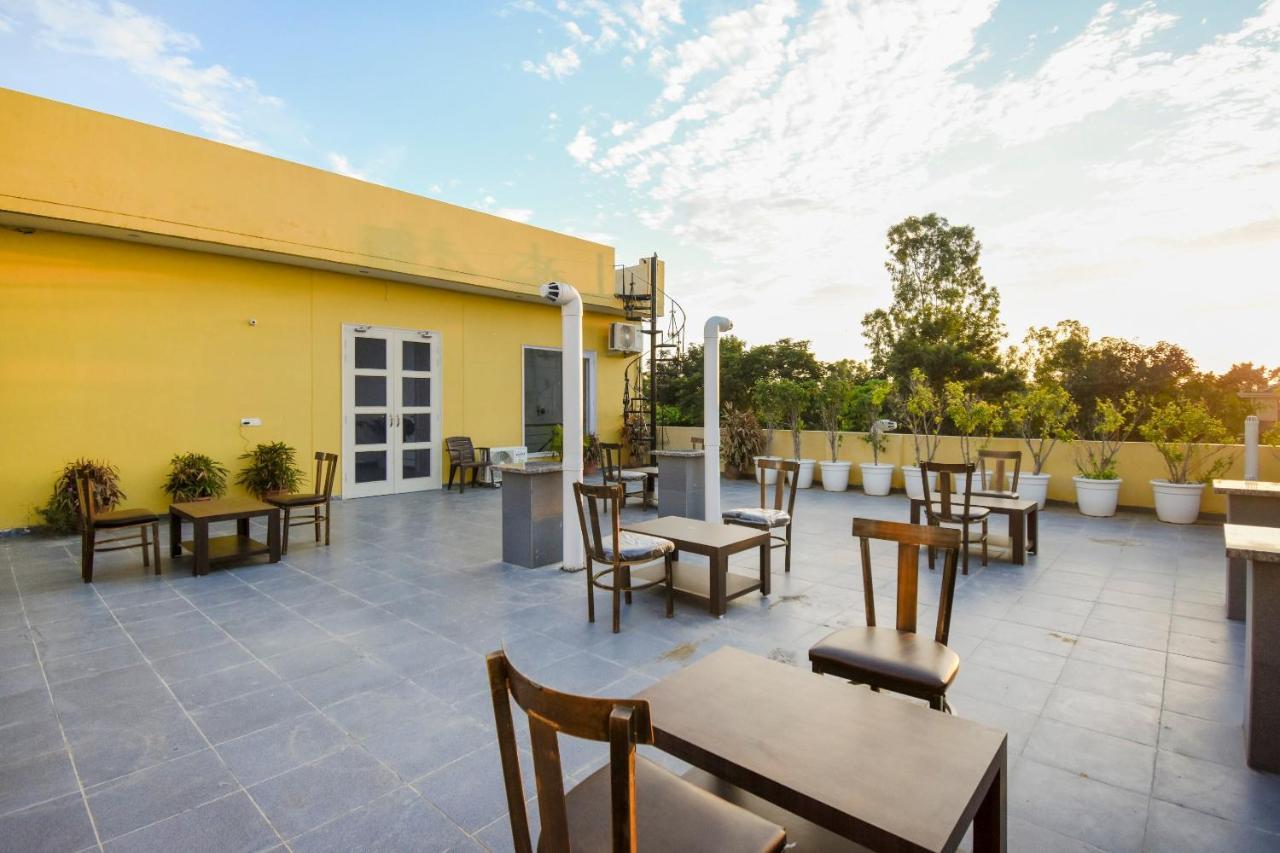 Hotel Oyo 75460 Sky High Residency Ludhiana Esterno foto
